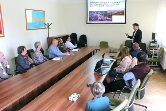 Meghívott előadó előadást tart a kiselőadóban a Föld-napi rendezvényen