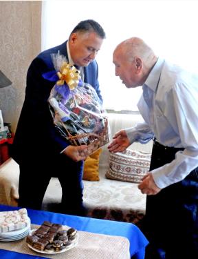 Kovács Péter polgármester átadja az ajándékot János bácsinak