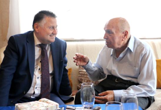 Kovács Péter polgármester köszönti Etler Jánost kilencvenedik születésnapja alkalmából.