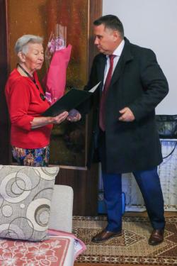 Polgármester úr átadja az emléklapot