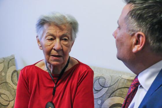 Antal Istvánné beszélget a polgármester úrral