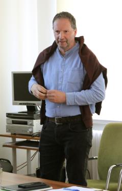 Meghívott előadó előadást tart a kiselőadóban a Föld-napi rendezvényen