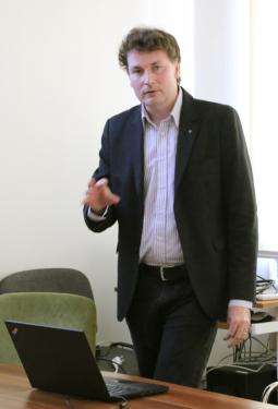 Meghívott előadó előadást tart a kiselőadóban a Föld-napi rendezvényen