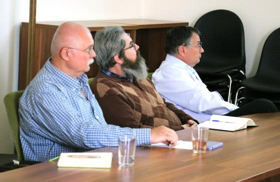 Kovács Péter polgármester hallgatja a Föld-napi rendezvény előadását a kiselőadóban