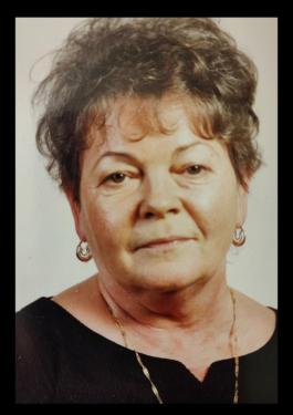 A képen néhai képviselőnk, Szalay Ani gyászkeretes portréja látható