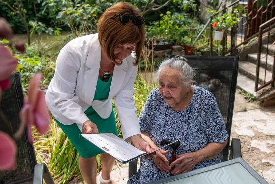 Ács Anikó alpolgármester átadja az oklevelet az ünnepeltnek