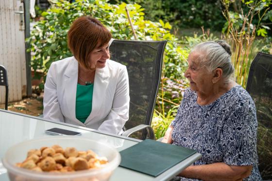 Ács Anikó alpolgármester és az ünnepelt beszélgetnek