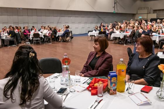 Ács Anikó alpolgármester figyeli a díjazást