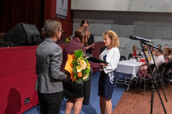 Átadják a kitüntetést a díjazottnak a szociális munka napja alkalmából