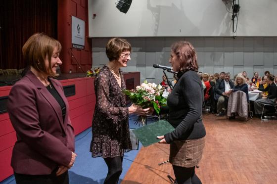 Átadják a kitüntetést a díjazottnak a szociális munka napja alkalmából