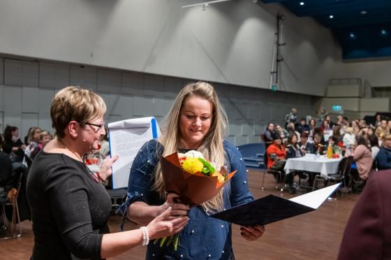 Átadják a kitüntetést a díjazottnak a szociális munka napja alkalmából