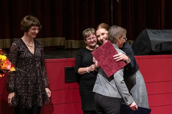 Átadják a kitüntetést a díjazottnak a szociális munka napja alkalmából