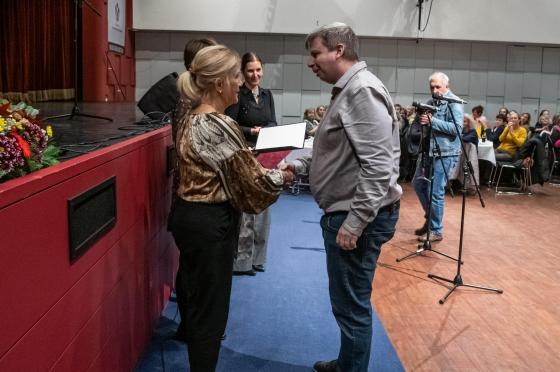 Átadják a kitüntetést a díjazottnak a szociális munka napja alkalmából