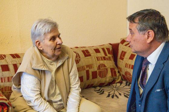 Költő Levente Árpádnét köszönti Kovács Péter polgármester születésnapján