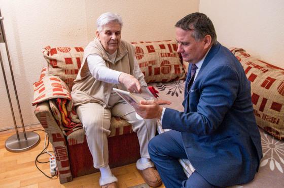 Költő Levente Árpádnét köszönti Kovács Péter polgármester születésnapján