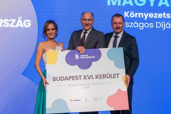 Szász József alpolgármester a műsorvezetőkkel