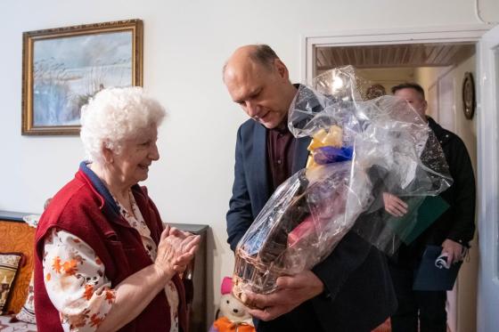 Szász József alpolgármester köszöntötte Nusi nénit 90. születésnapja alkalmából