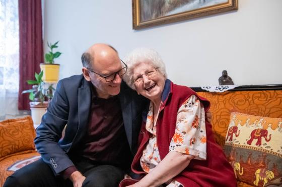 Szász József alpolgármester köszöntötte Nusi nénit 90. születésnapja alkalmából