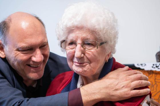 Szász József alpolgármester köszöntötte Nusi nénit 90. születésnapja alkalmából