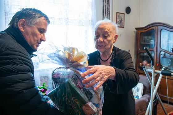 Kovács Péter polgármester ajándékot ad Mártikának