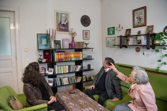 Irma néni megmutatja a falon lévő festményeket