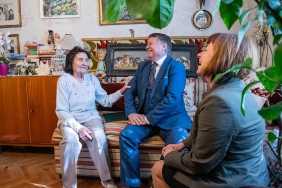 Kovács Péter polgármester és Ács Anikó alpolgármester köszönti Bányai Istvánnét