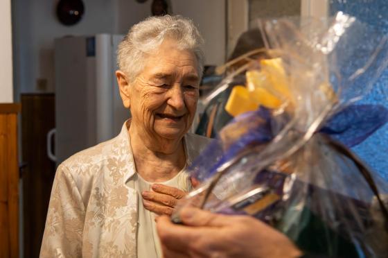 Dernovics Istvánné Nusi néni ajándékkosarat kap