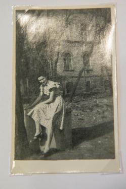 Szász József alpolgármester köszönti Dernovics Istvánné Nusi néni fiatalkori képe