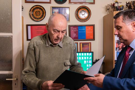 Kovács Péter polgármester köszönti dr. Bernáth Attilát