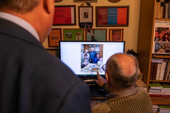 Dr. Bernáth Attila családi képeket mutogat Kovács Péternek