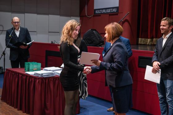 Ács Anikó alpolgármester asszony adja át az oklevelet