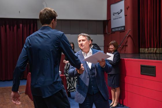 Kovács Péter polgármester adja át az oklevelet