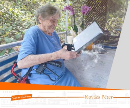 Az ünnepelt az oklevelét nézi