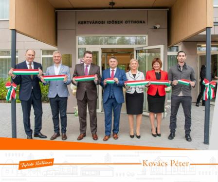 Az ünnepélyes szalagátvágás pillanata