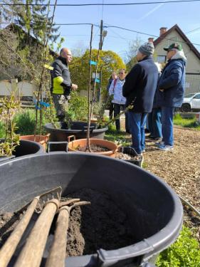 Ádám Attila István főkertész kertészeti workshopot tart a Karát utcai Közösségi Növénynevelőben