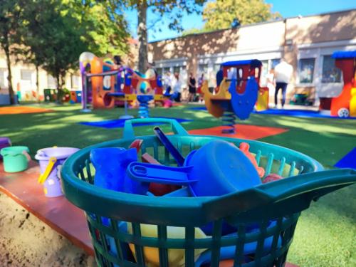 Új gyerekjátékok a Szivárvány Bölcsőde megújult udvarán