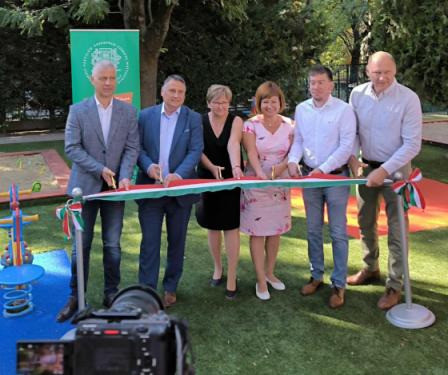 Balról jobbra: Szatmáry Kristóf országgyűlési képviselő, Kovács Péter polgármester, Tamás Éva intézményvezető, Ács Anikó alpolgármester, Dobre Dániel területi képviselő és Szász József alpolgármester átvágják a szalagot