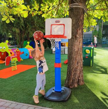 Gyerekek játszanak a Szivárvány Bölcsőde megújult udvarán az új játékokkal