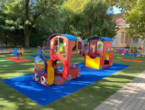 Új gyerekjátékok a Szivárvány Bölcsőde megújult udvarán