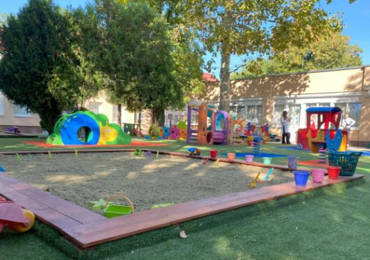 Új gyerekjátékok a Szivárvány Bölcsőde megújult udvarán