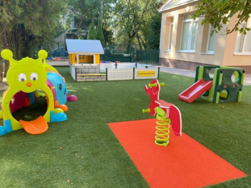 Új gyerekjátékok a Szivárvány Bölcsőde megújult udvarán