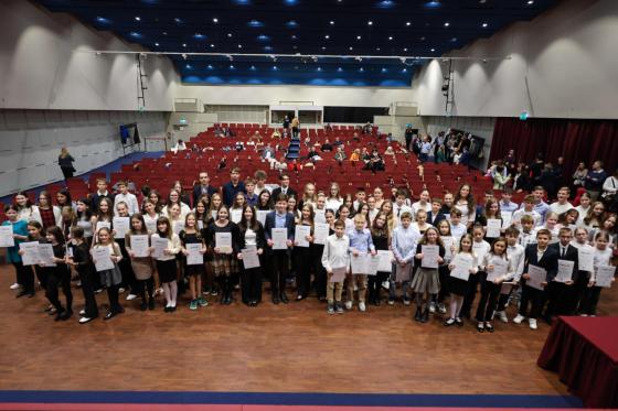 124 okleveles diák-csoportkép