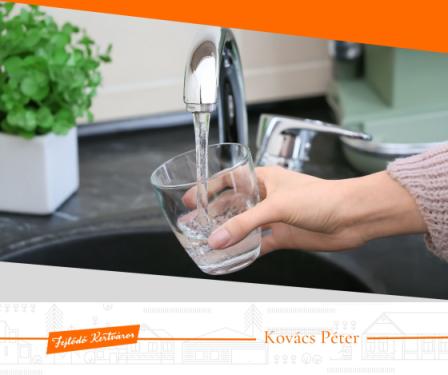 A képen egy vizet engedő vízcsap látható