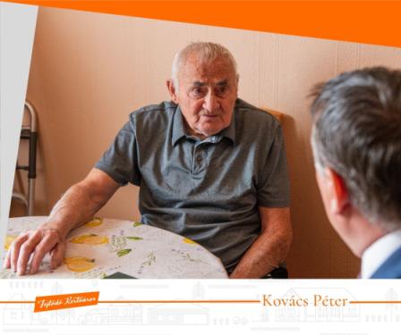 az ünnepelt beszélget Kovács Péter polgármesterrel