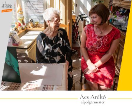 Ács Anikó alpolgármester köszönti Nagy Gábornét kilencvenedik szüleésnapja alkalmából.