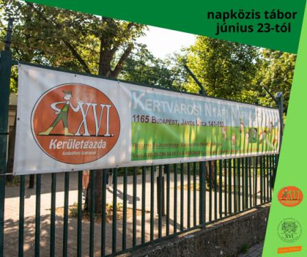 A képen a napközis táboroknak helyet adó János utcai épület bejárata látható