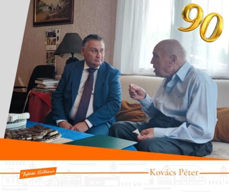 Kovács Péter polgármester beszélget Jánossal