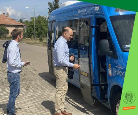 Szász József alpolgármester és Antalóczy Csaba képviselő felszállás közben