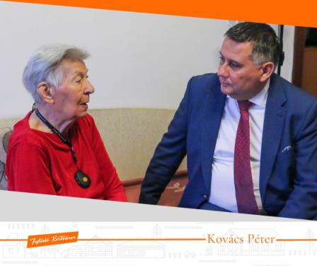 Kovács Péter polgármester beszélget az ünnepelttel