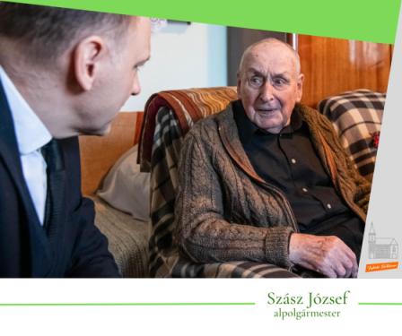 Szász József alpolgármester köszönti Magyar Sándort.